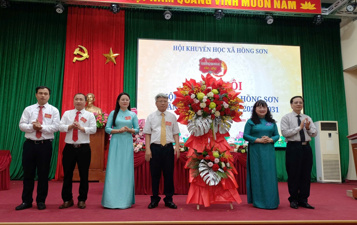 C:\Users\Administrator\Desktop\Lãnh đạo thành phố tặng hoa chúc mừng đoàn chủ tịch.jpg