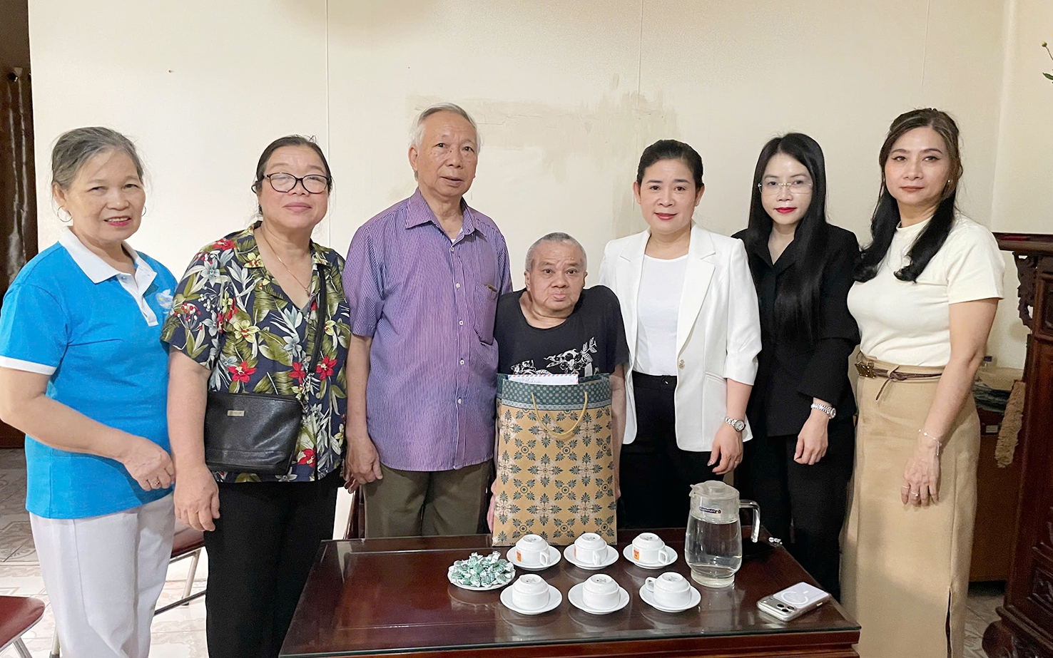 Đồng chí Trần Thị Thu Hà - Phó Bí thư thường trực Đảng ủy phường thăm hỏi, tặng quà gia đình người khuyết tật có hoàn cảnh đặc biệt khó khăn trên địa bàn