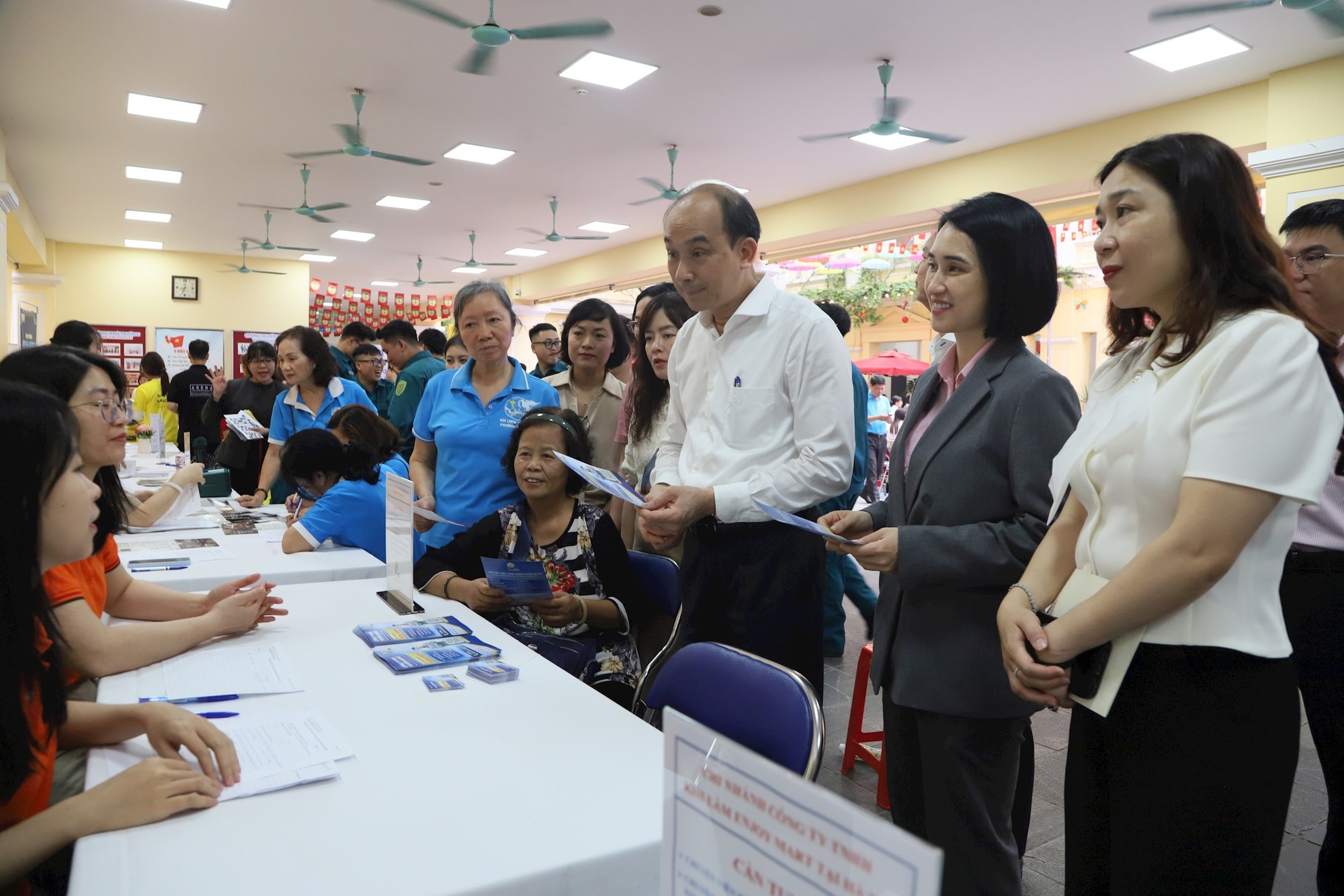 Gần 1.500 vị trí tuyển dụng tại Ngày hội tư vấn, giao dịch việc làm phường Hoàn Kiếm- Ảnh 4.