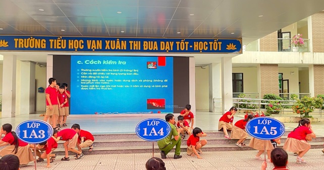 Công an thành phố Hà Nội trang bị kỹ năng phòng cháy chữa cháy, cứu nạn cứu hộ cho học sinh Tiểu học Vạn Xuân- Ảnh 3.