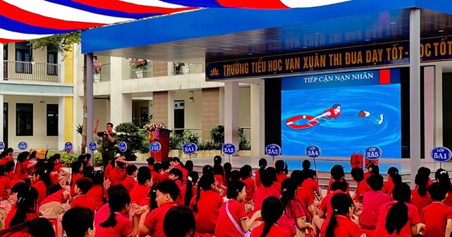 Công an thành phố Hà Nội trang bị kỹ năng phòng cháy chữa cháy, cứu nạn cứu hộ cho học sinh Tiểu học Vạn Xuân- Ảnh 5.