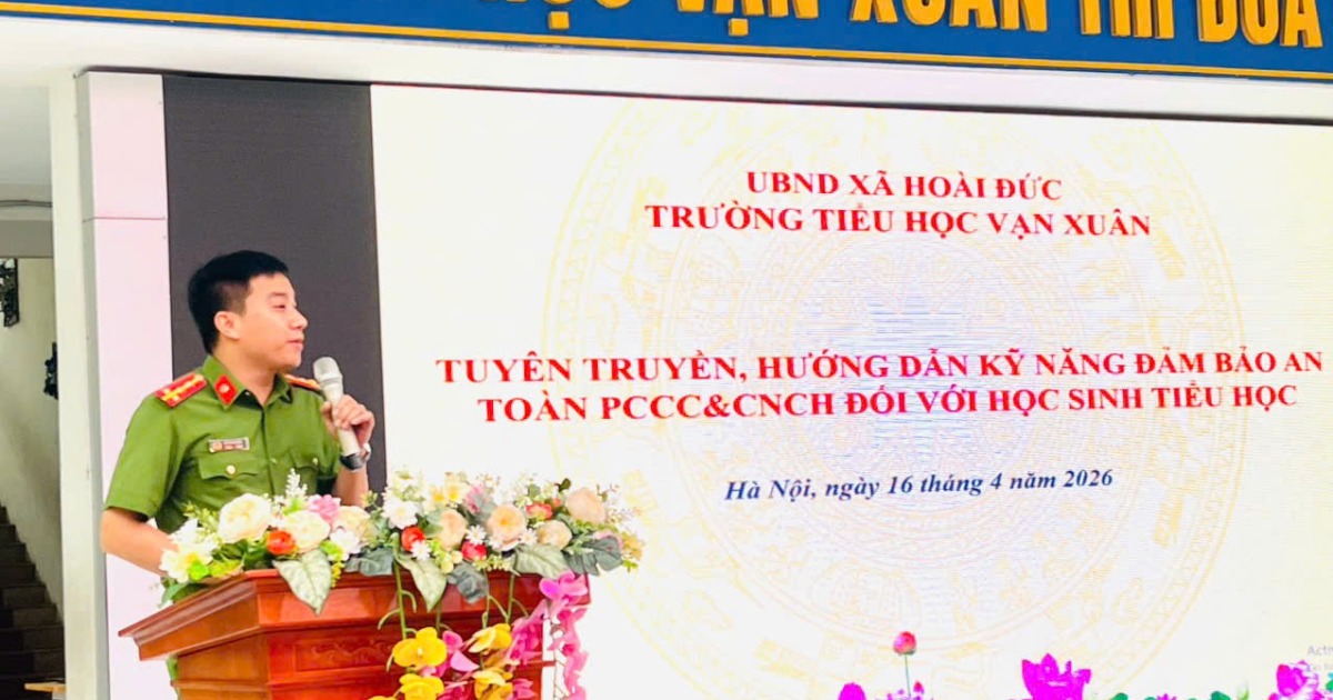 Công an thành phố Hà Nội trang bị kỹ năng phòng cháy chữa cháy, cứu nạn cứu hộ cho học sinh Tiểu học Vạn Xuân- Ảnh 1.