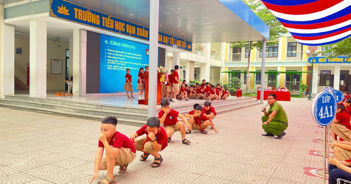 Công an thành phố Hà Nội trang bị kỹ năng phòng cháy chữa cháy, cứu nạn cứu hộ cho học sinh Tiểu học Vạn Xuân- Ảnh 2.