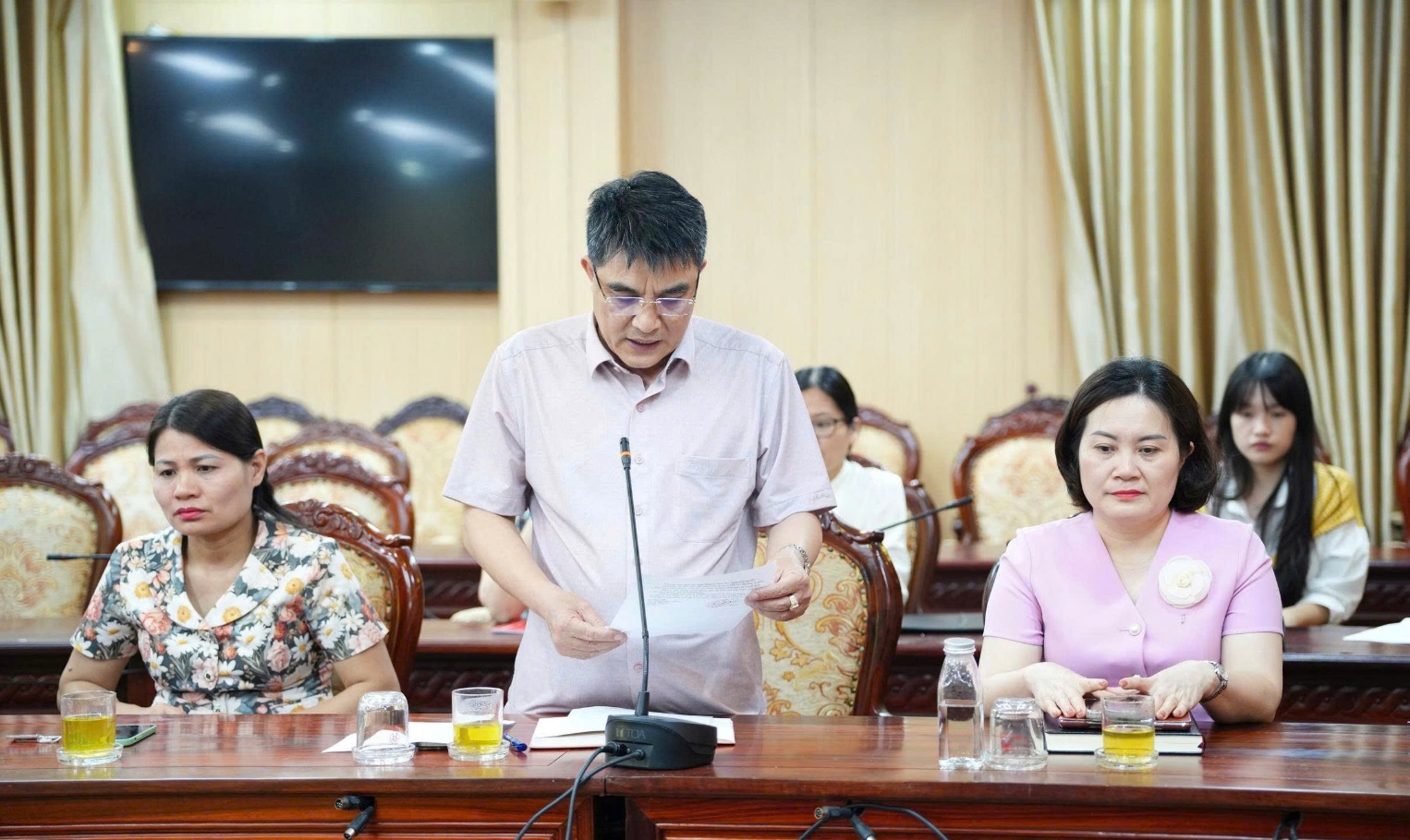 Hoài Đức tổ chức hội nghị trao quyết định về công tác cán bộ- Ảnh 1.