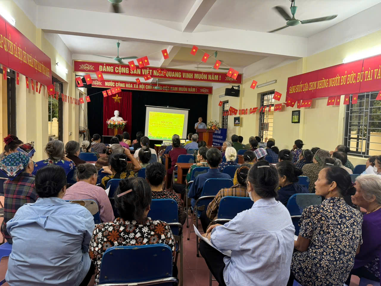 A group of people sitting in chairs in a room  AI-generated content may be incorrect.