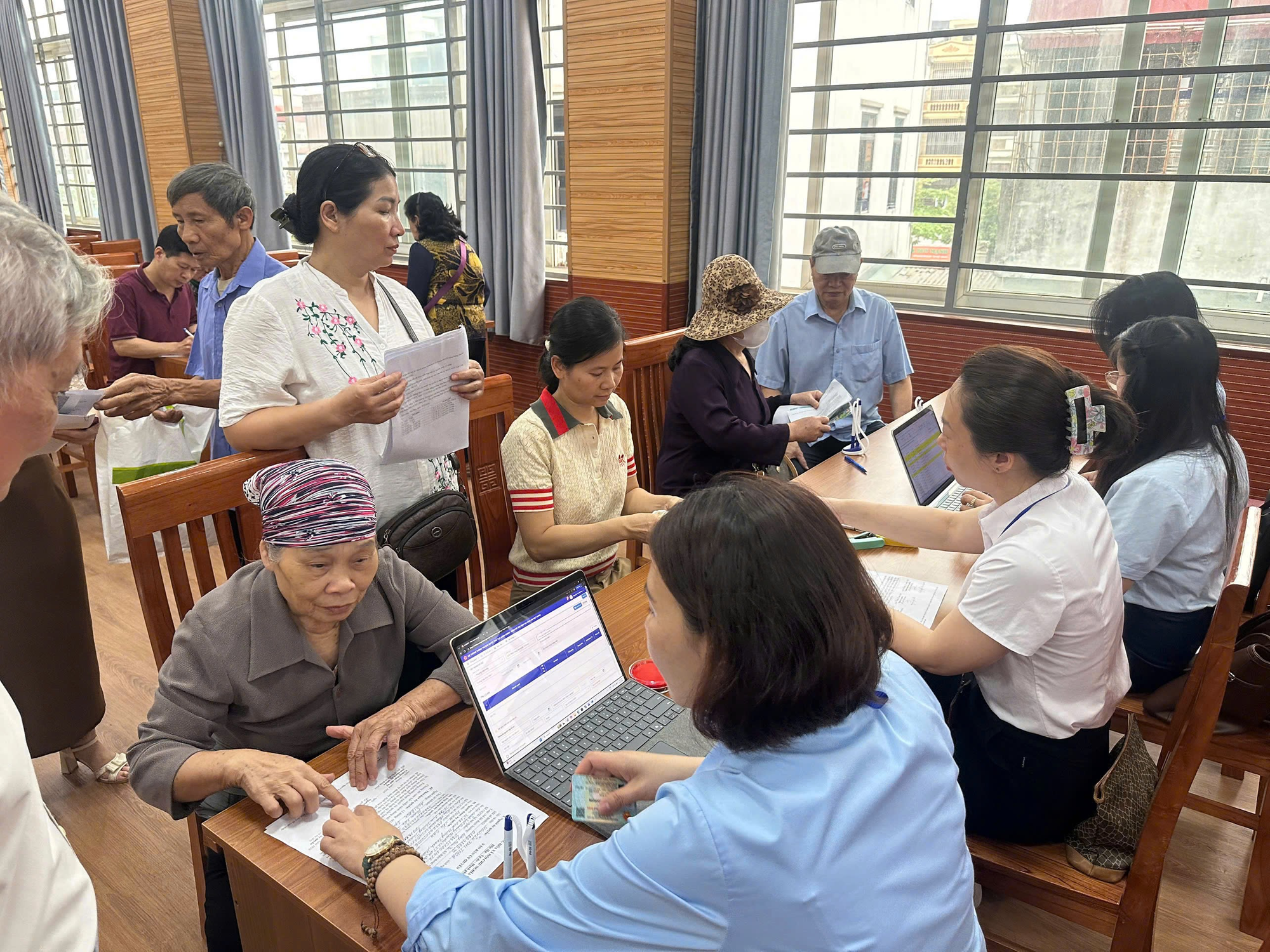 “Ngày thứ 7 xung kích”: Đưa dịch vụ hành chính công đến gần người dân, đảm bảo an sinh kịp thời, thuận tiện- Ảnh 1.