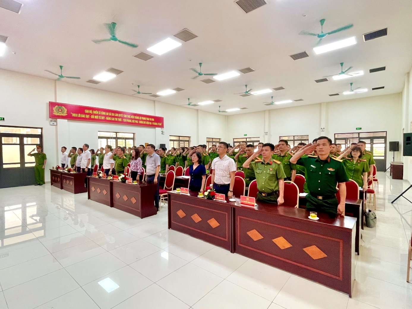 CÔNG AN XÃ GIA LÂM TỔ CHỨC LỄ KỶ NIỆM 80 NĂM NGÀY TRUYỀN THỐNG LỰC LƯỢNG THAM MƯU, AN NINH HÌNH SỰ, QUẢN LÝ HÀNH CHÍNH VÀ TÀI CHÍNH CÔNG AN NHÂN DÂN- Ảnh 1.