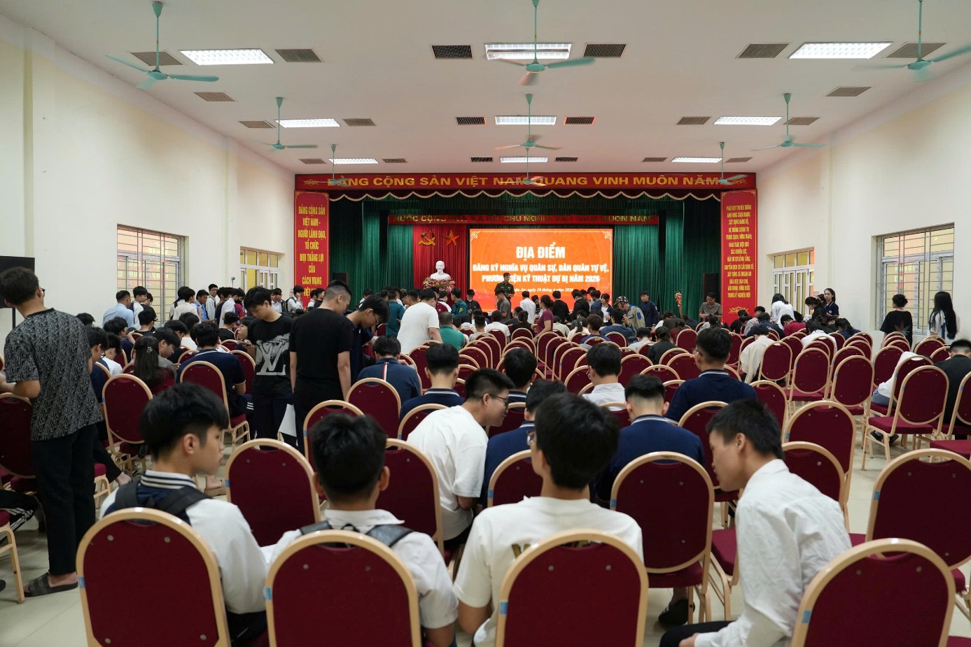 Ảnh có chứa trang phục, đàn ông, trong nhà, ghế  Nội dung do AI tạo ra có thể không chính xác.