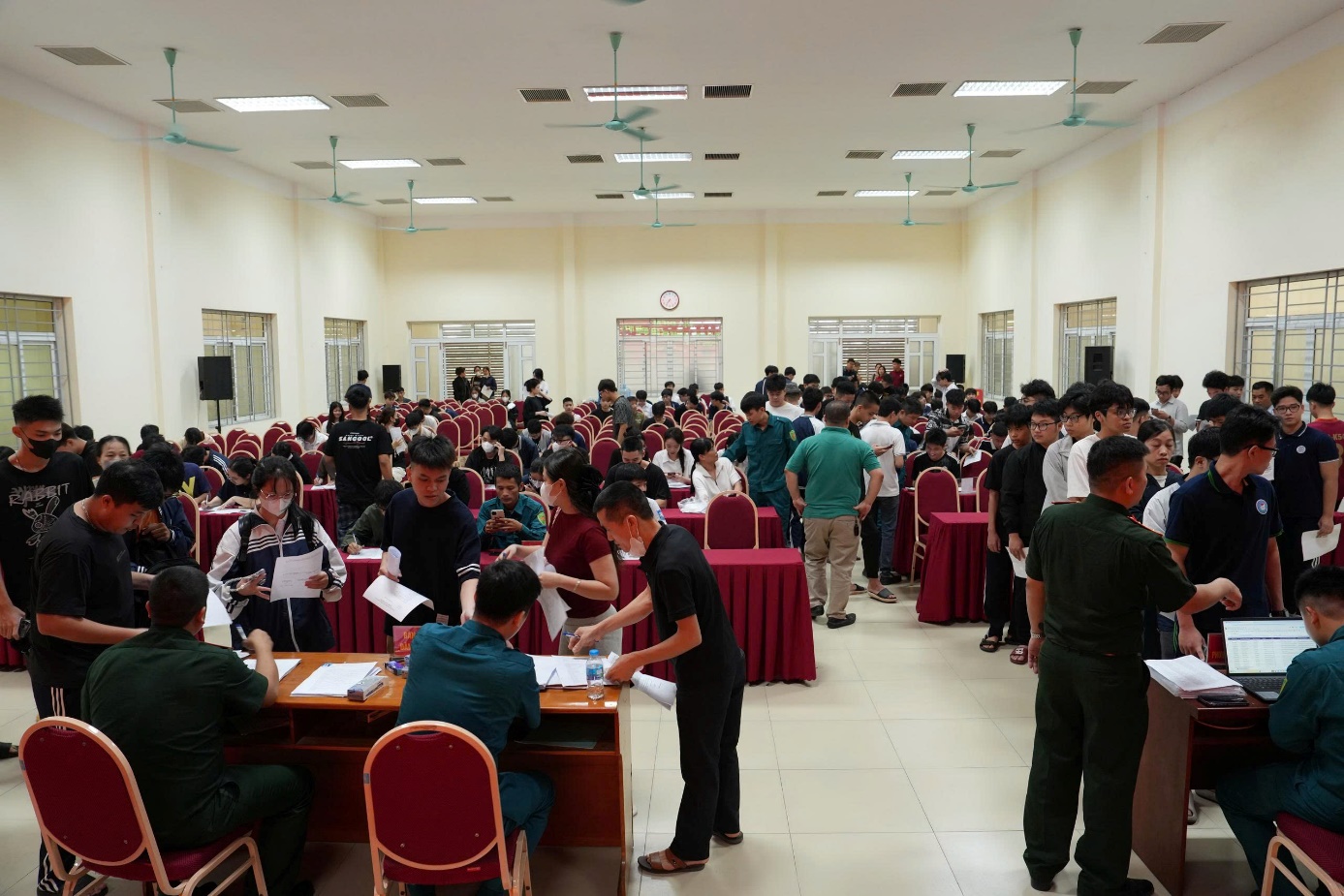 Ảnh có chứa trang phục, người, hiện trường, trong nhà  Nội dung do AI tạo ra có thể không chính xác.