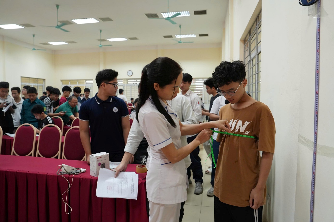 Ảnh có chứa trang phục, người, đàn ông, trong nhà  Nội dung do AI tạo ra có thể không chính xác.