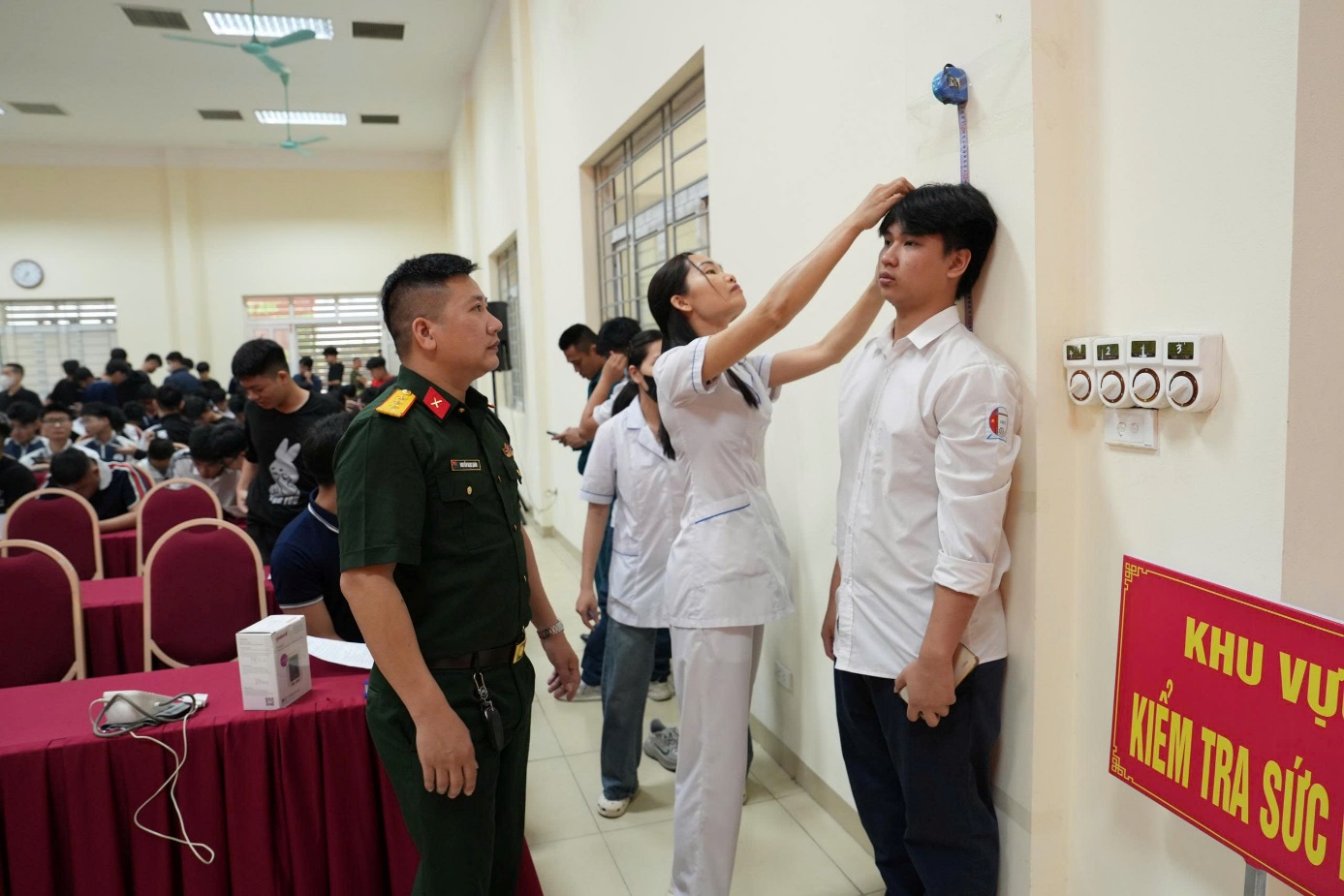 Ảnh có chứa trang phục, người, đàn ông, phụ nữ  Nội dung do AI tạo ra có thể không chính xác.