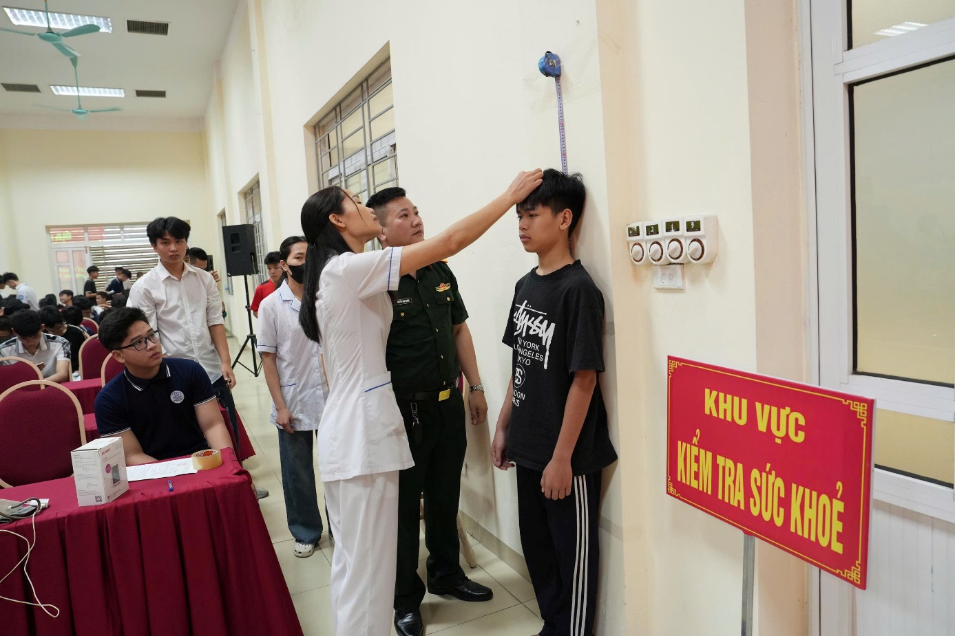 Ảnh có chứa trang phục, người, đàn ông, tường  Nội dung do AI tạo ra có thể không chính xác.