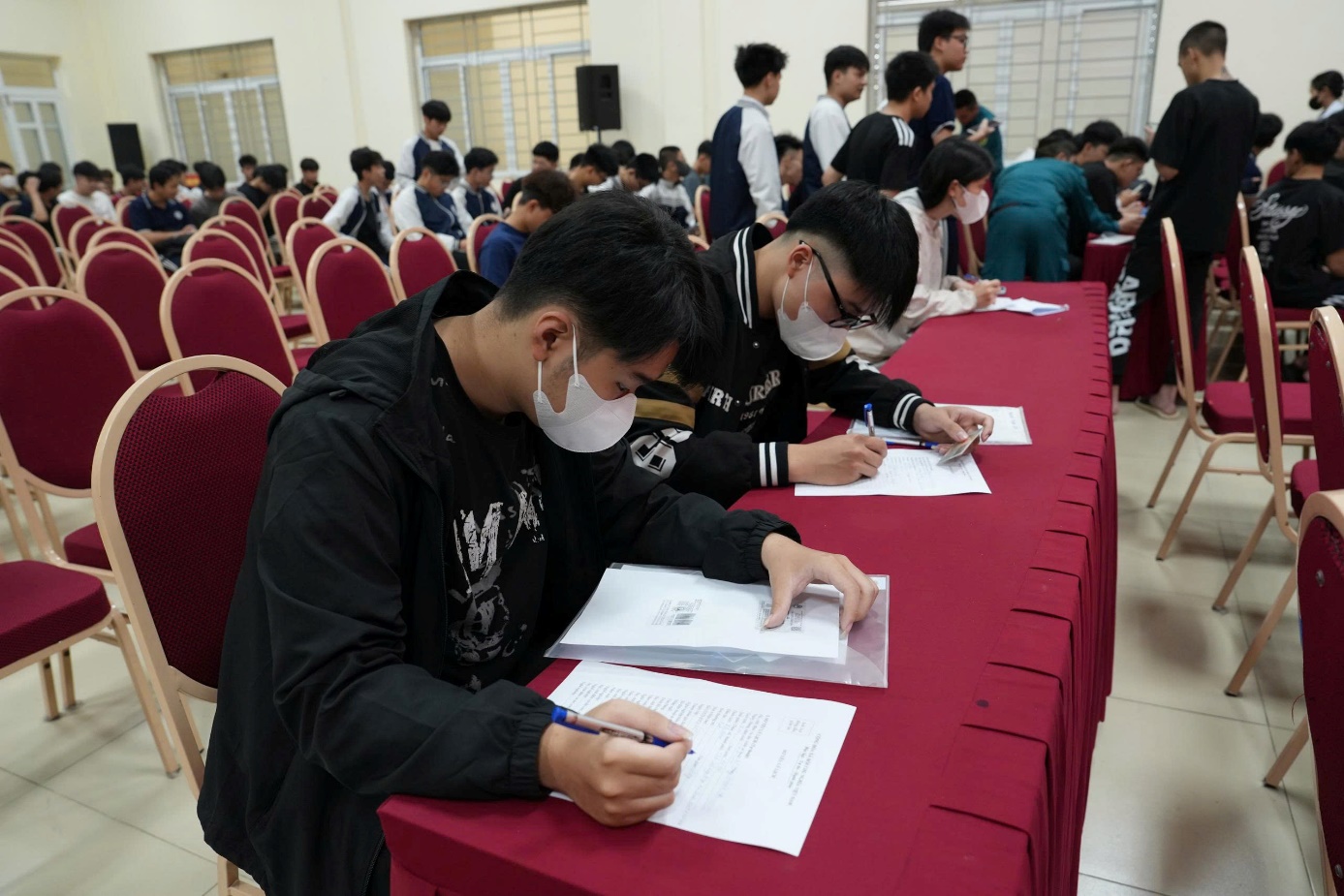 Ảnh có chứa trang phục, người, đồ đạc, trong nhà  Nội dung do AI tạo ra có thể không chính xác.