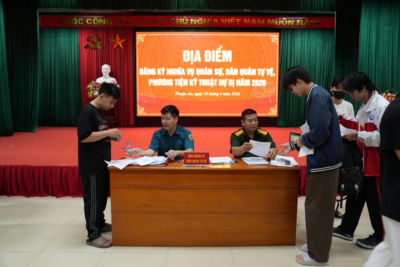 Ảnh có chứa trang phục, người, trong nhà, đàn ông  Nội dung do AI tạo ra có thể không chính xác.