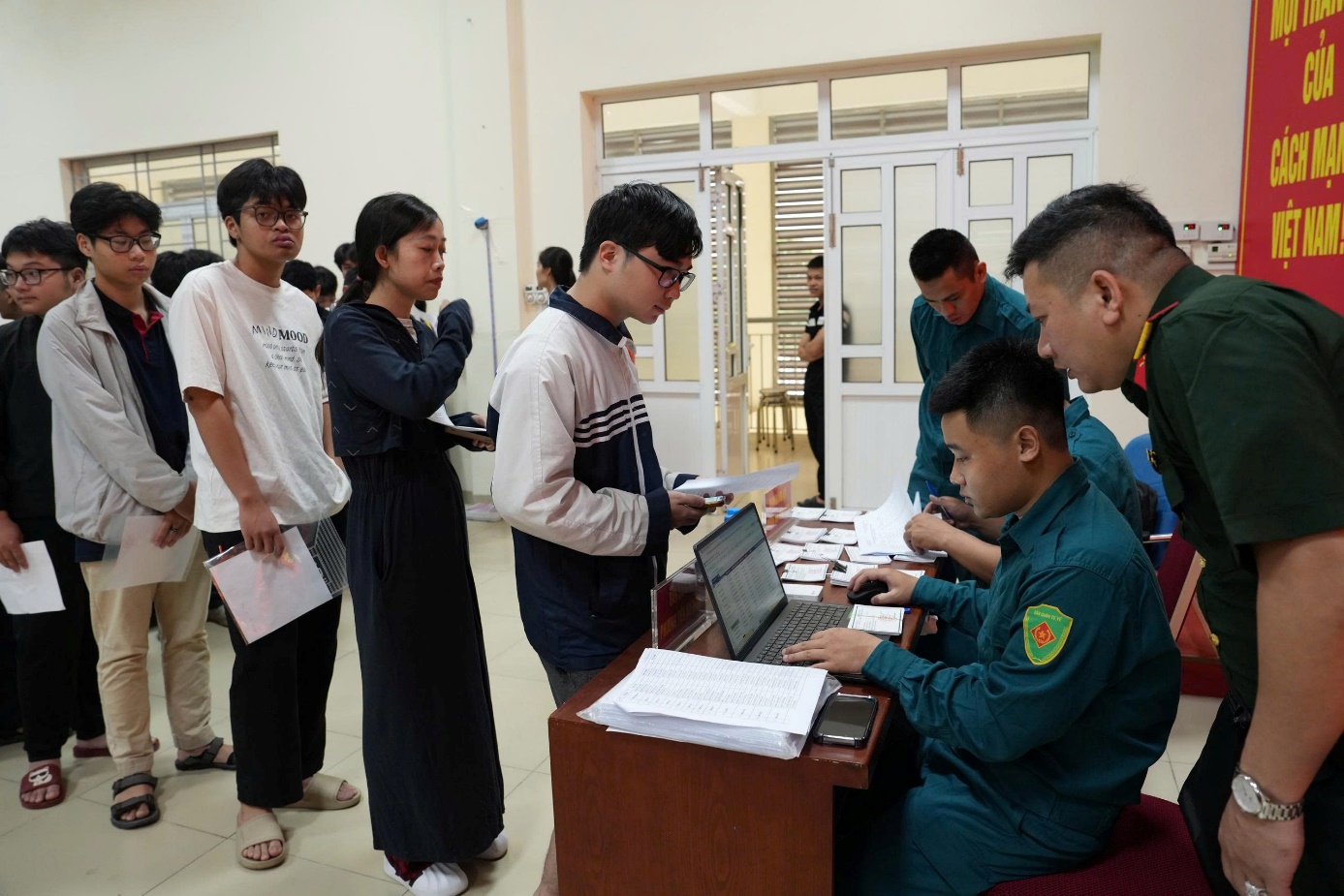 Ảnh có chứa trang phục, người, đàn ông, nhóm  Nội dung do AI tạo ra có thể không chính xác.