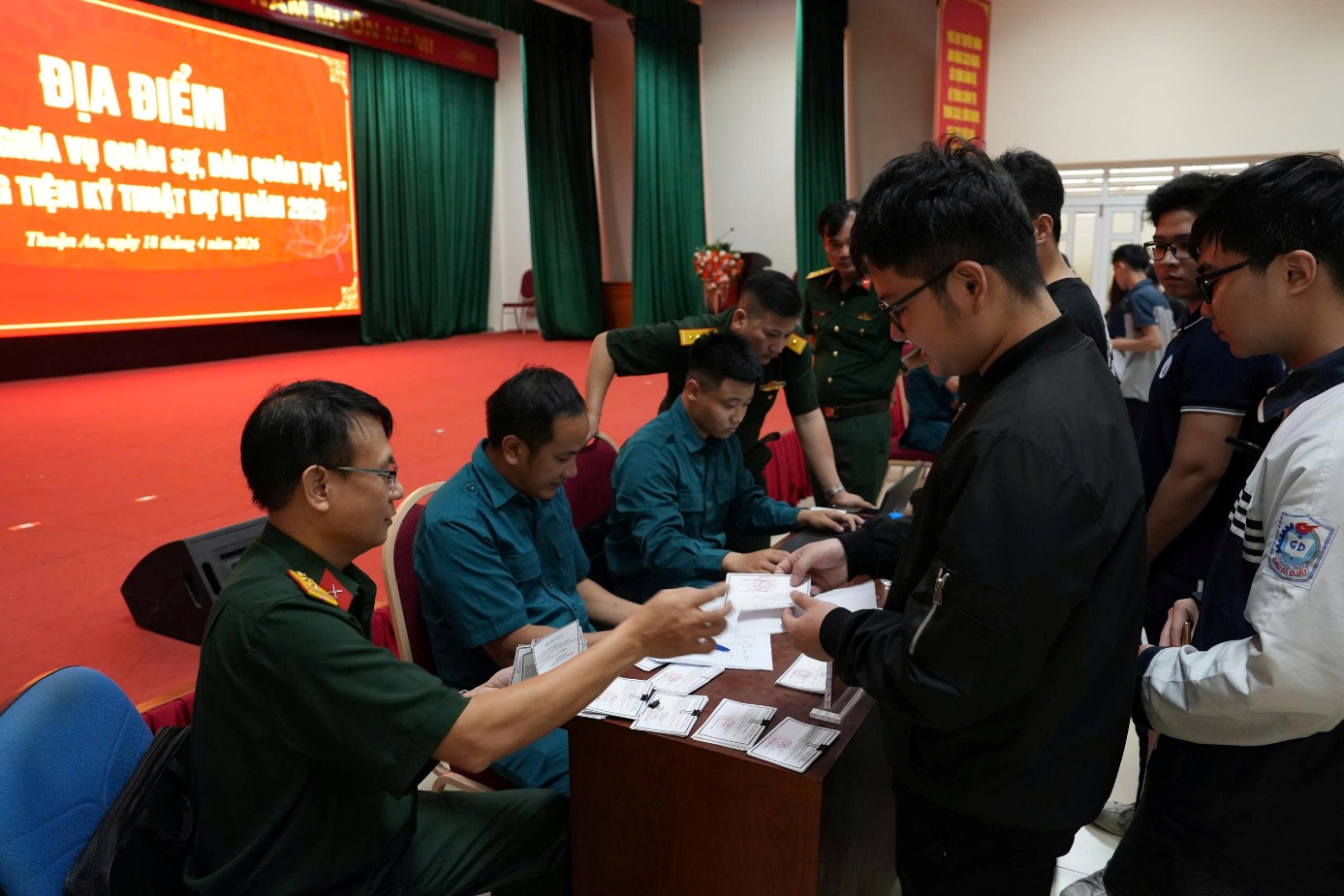 Ảnh có chứa trang phục, đàn ông, người, Mặt người  Nội dung do AI tạo ra có thể không chính xác.