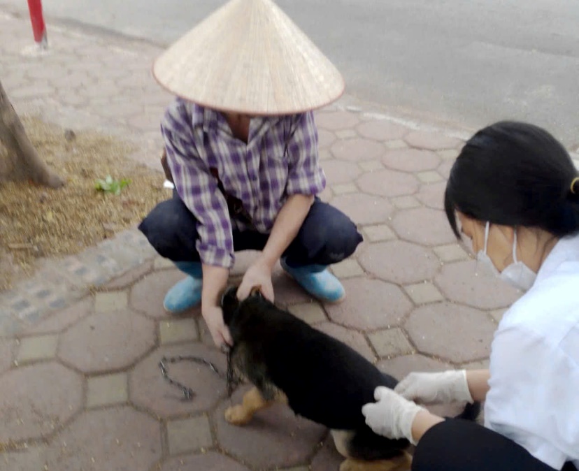 Ảnh có chứa người, trang phục, mặt đất, ngoài trời  Nội dung do AI tạo ra có thể không chính xác.