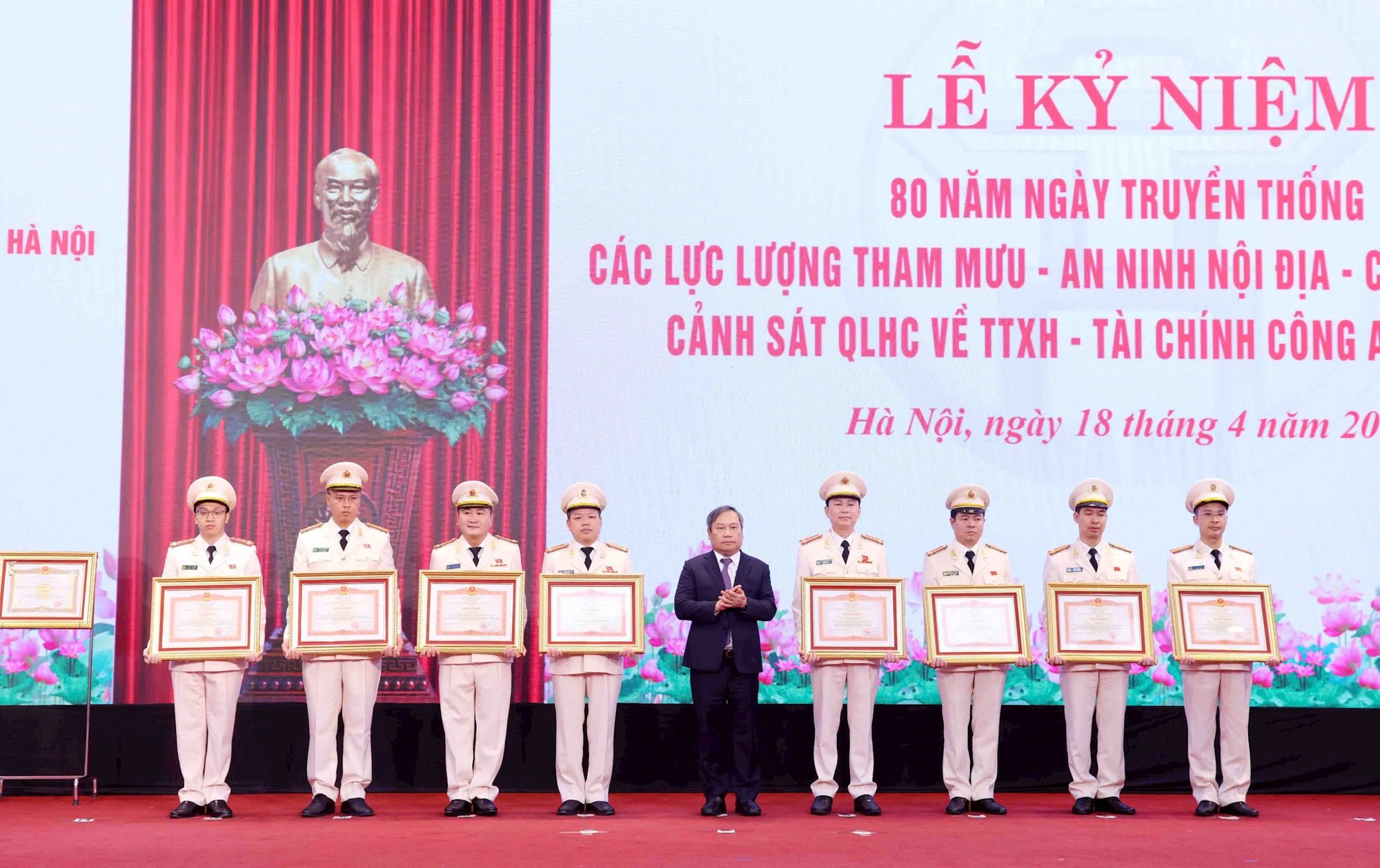 Bí thư Thành ủy Trần Đức Thắng: Lan tỏa tinh thần phục vụ nhân dân, xây dựng hình mẫu người chiến sĩ Công an Thủ đô thời kỳ mới- Ảnh 7.