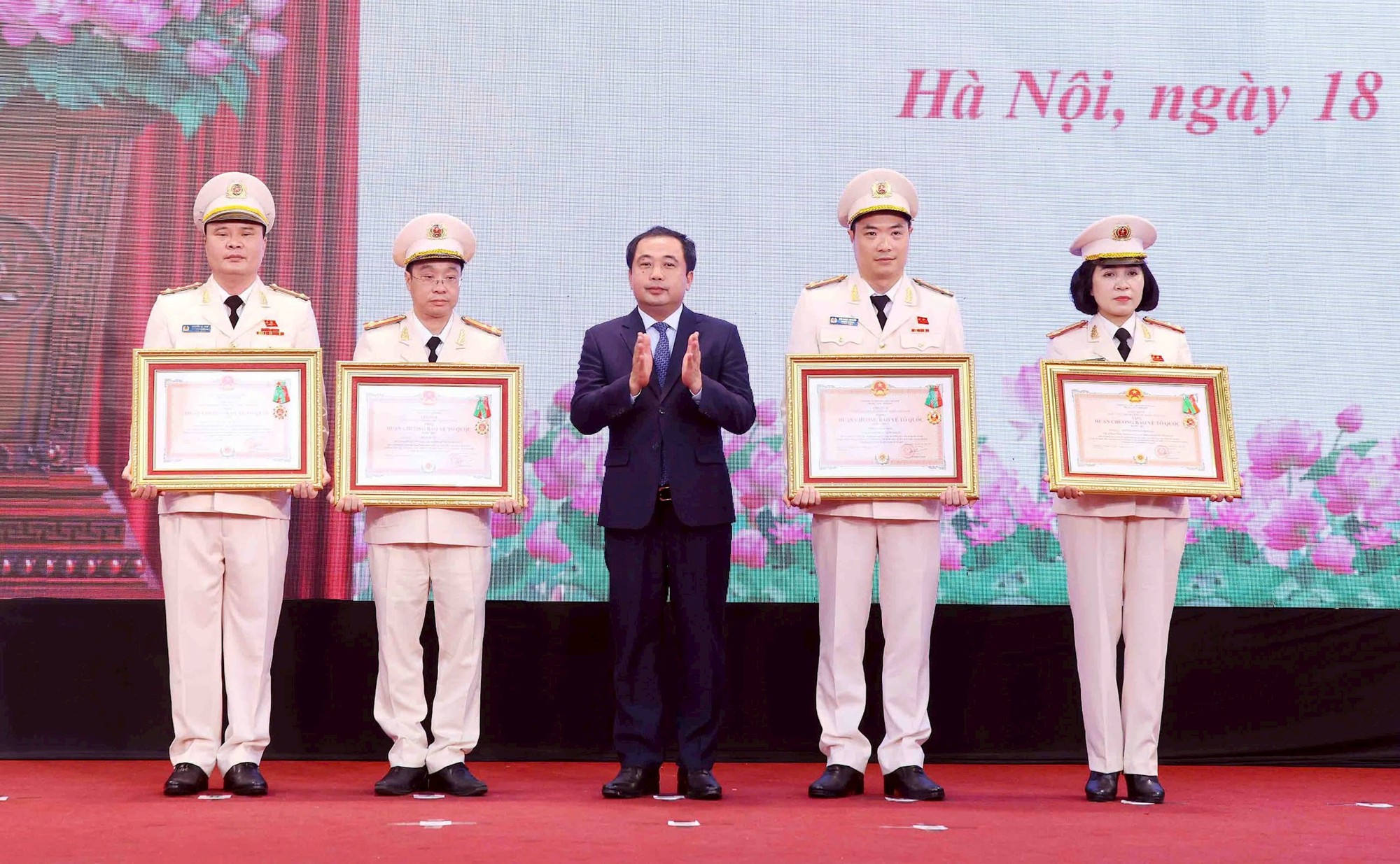 Bí thư Thành ủy Trần Đức Thắng: Lan tỏa tinh thần phục vụ nhân dân, xây dựng hình mẫu người chiến sĩ Công an Thủ đô thời kỳ mới- Ảnh 6.