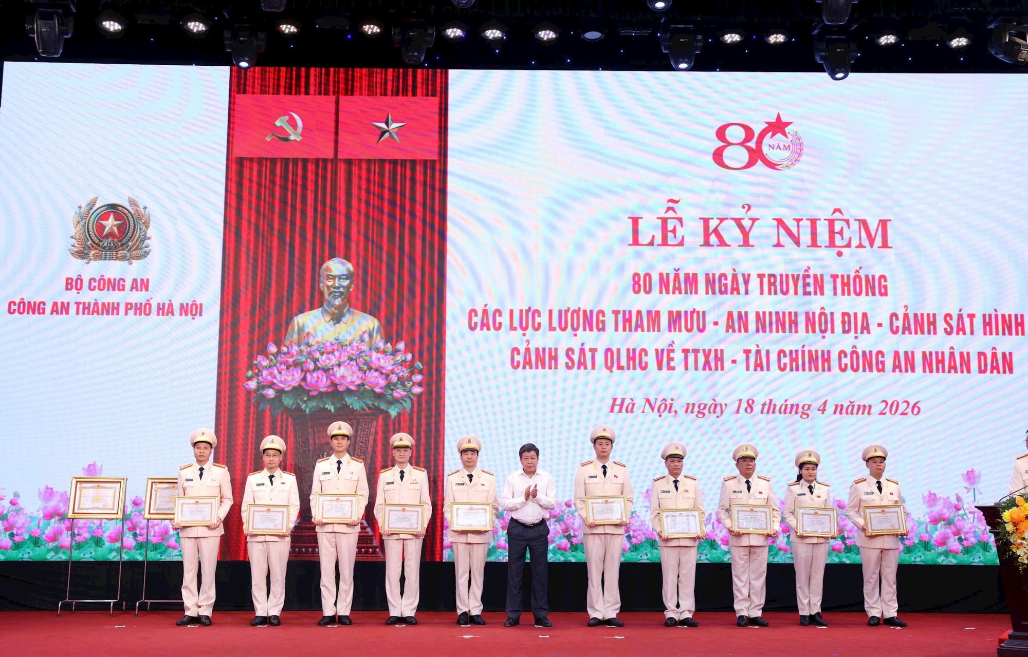 Bí thư Thành ủy Trần Đức Thắng: Lan tỏa tinh thần phục vụ nhân dân, xây dựng hình mẫu người chiến sĩ Công an Thủ đô thời kỳ mới- Ảnh 8.