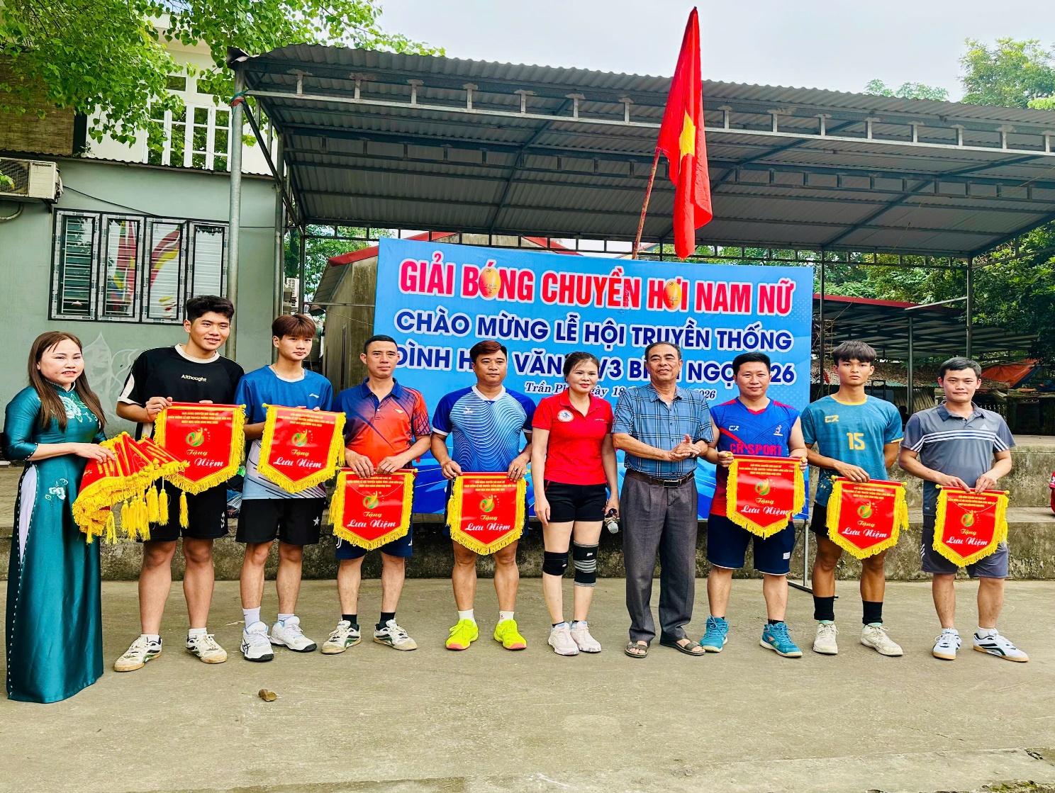 Khai mạc giải bóng chuyền hơi nam nữ, chào mừng lễ hội Đình làng Hữu Văn năm 2026- Ảnh 1.