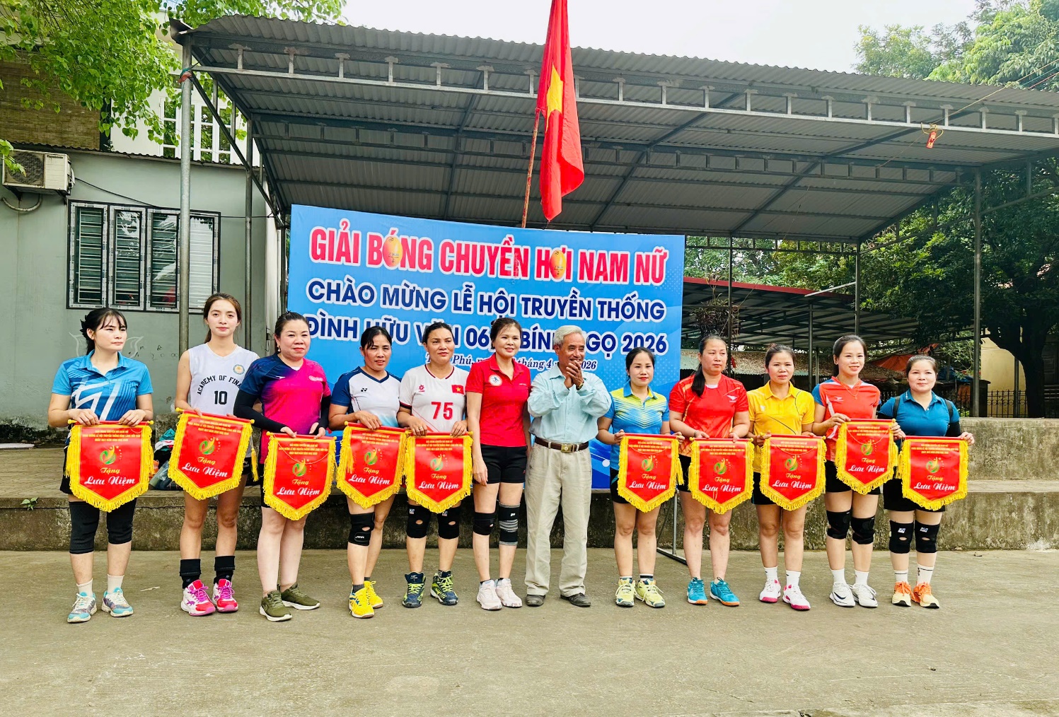 Khai mạc giải bóng chuyền hơi nam nữ, chào mừng lễ hội Đình làng Hữu Văn năm 2026- Ảnh 2.