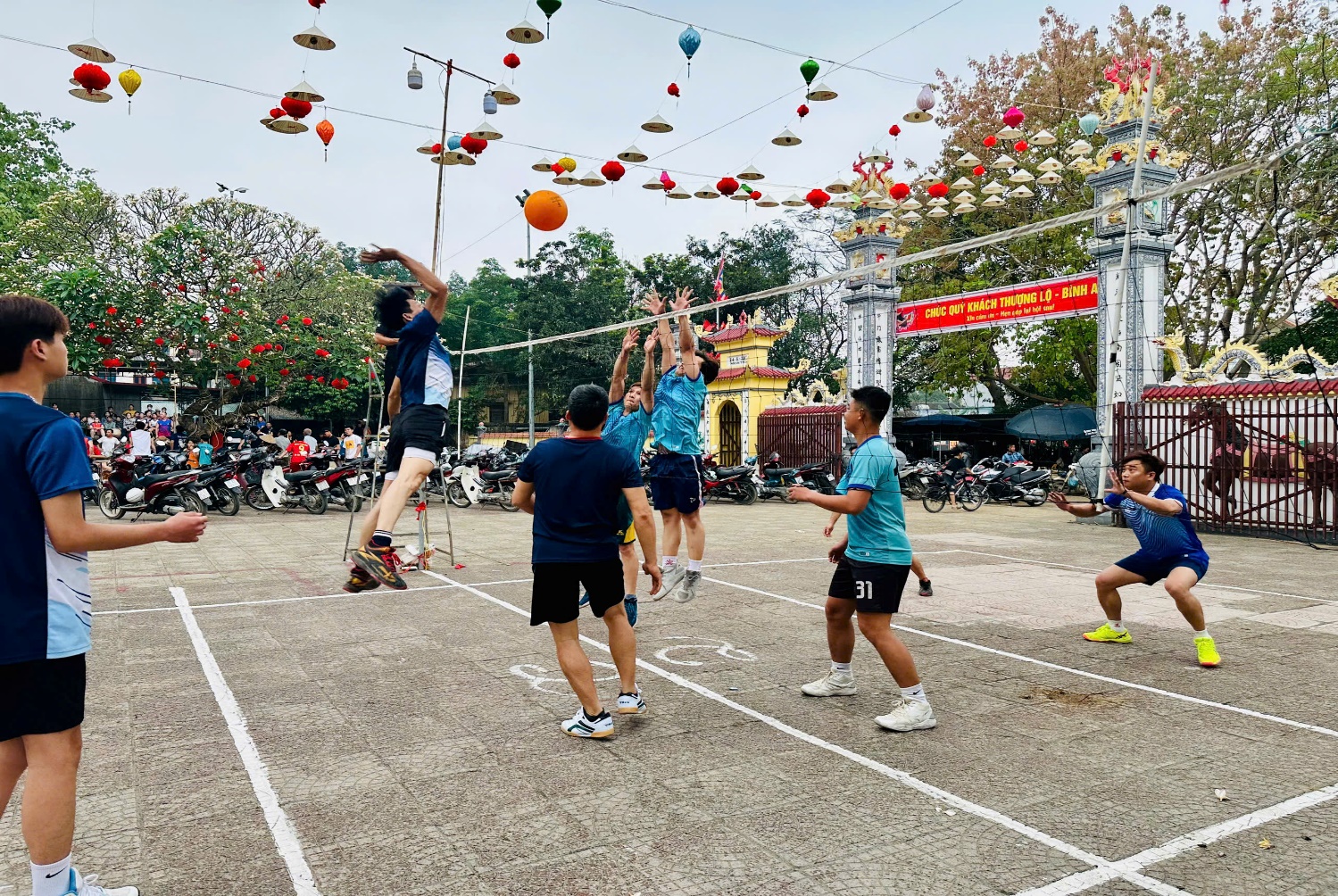 Khai mạc giải bóng chuyền hơi nam nữ, chào mừng lễ hội Đình làng Hữu Văn năm 2026- Ảnh 3.