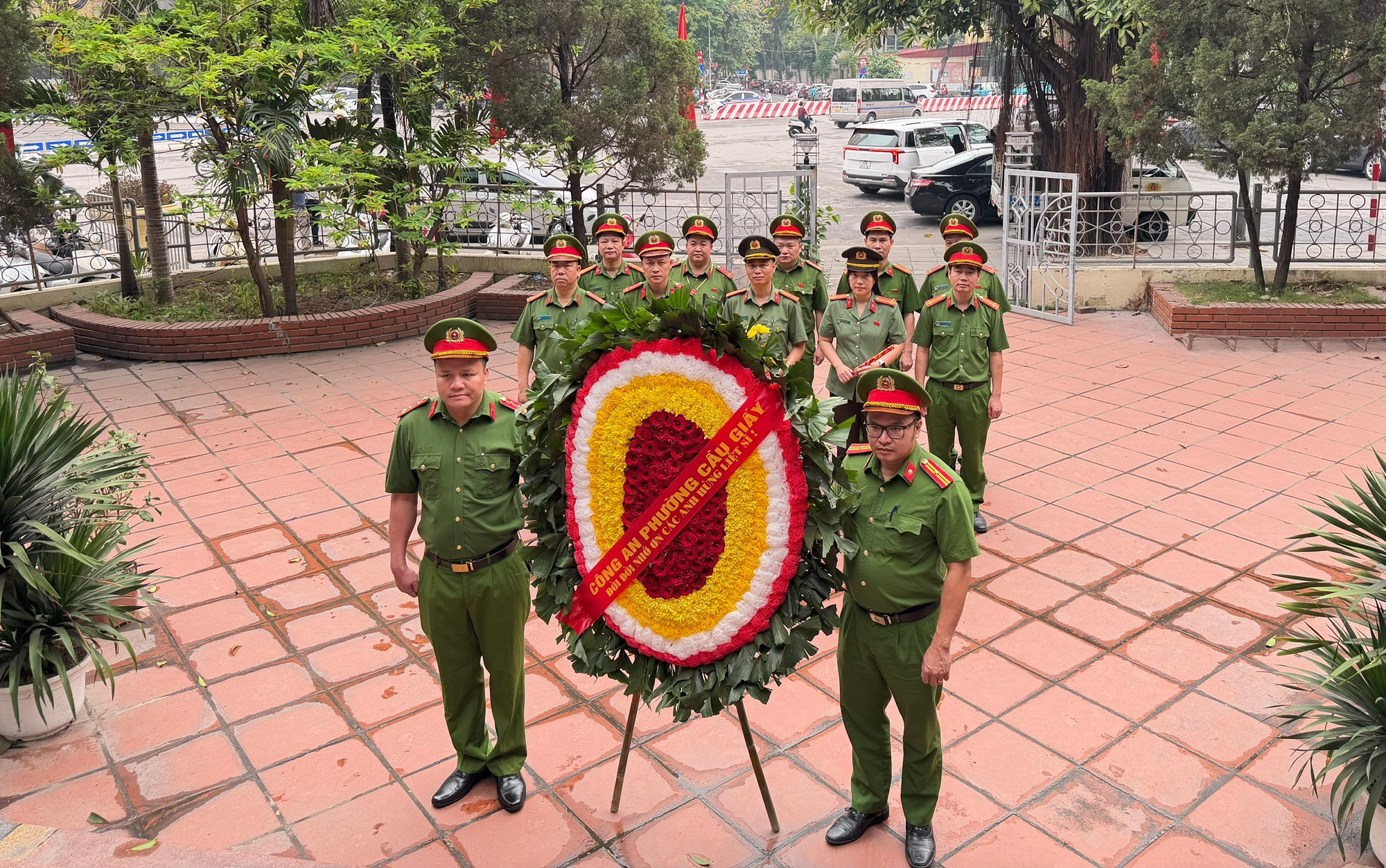 Công an phường Cầu giấy tổ chức dâng hương tưởng niệm các anh hùng liệt sỹ- Ảnh 1.
