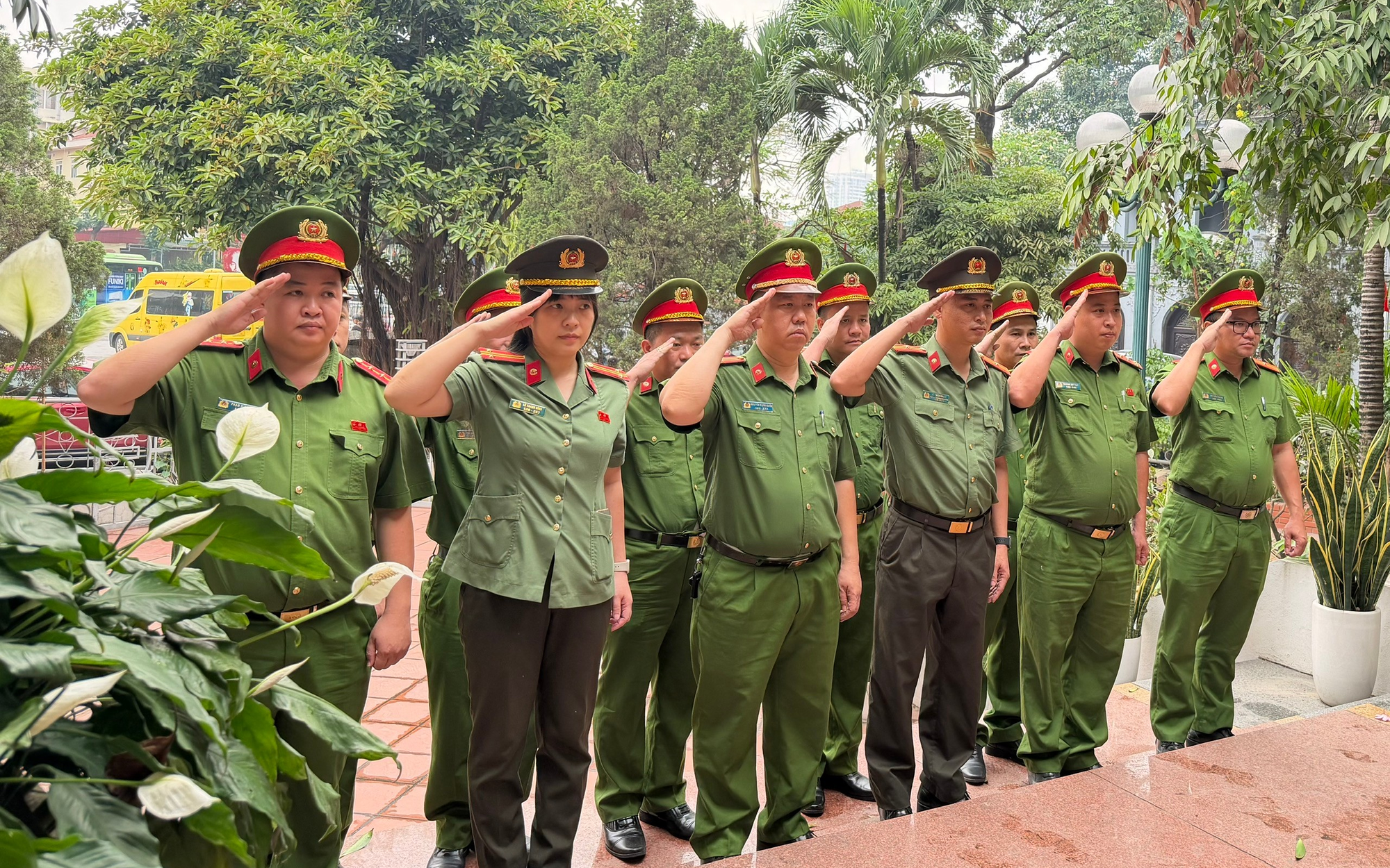 Công an phường Cầu giấy tổ chức dâng hương tưởng niệm các anh hùng liệt sỹ