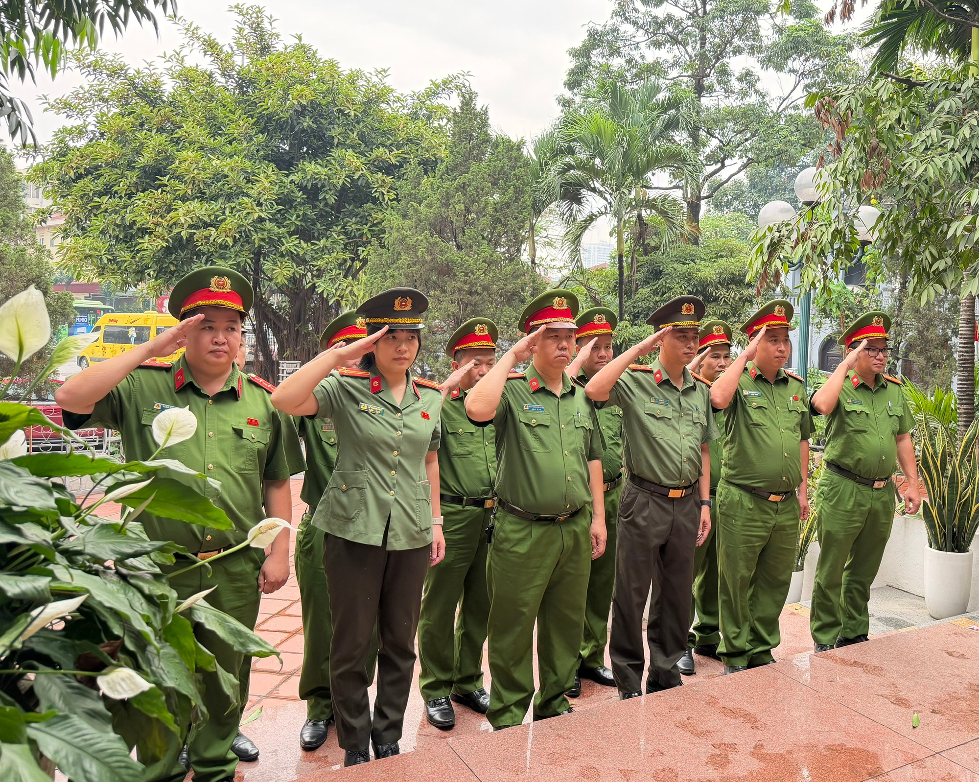 Công an phường Cầu giấy tổ chức dâng hương tưởng niệm các anh hùng liệt sỹ- Ảnh 2.