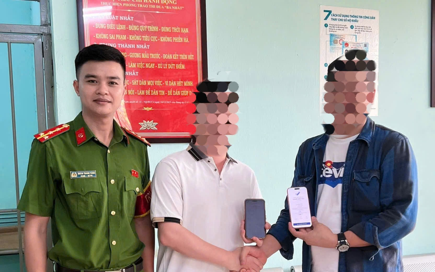 Công an phường Cầu Giấy kịp thời hỗ trợ người dân nhận lại số tiền chuyển nhầm hơn 355 triệu đồng