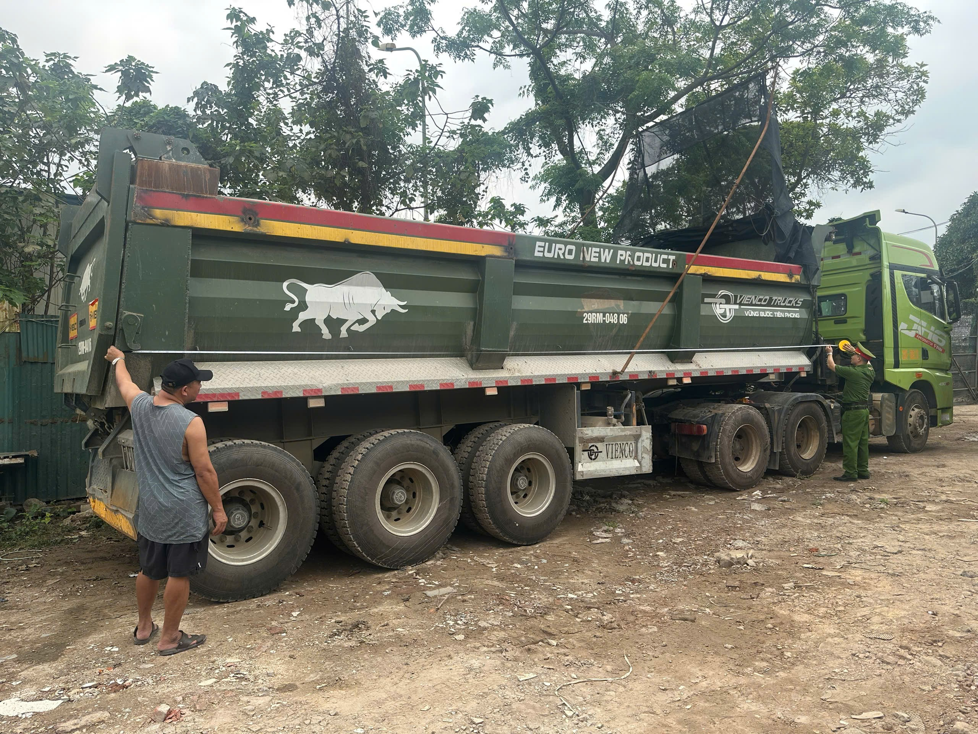 Công an phường Cầu giấy tăng cường rà soát phương tiện ôtô tải tự đổ, xe sơ mi rơ moóc tự đổ- Ảnh 4.