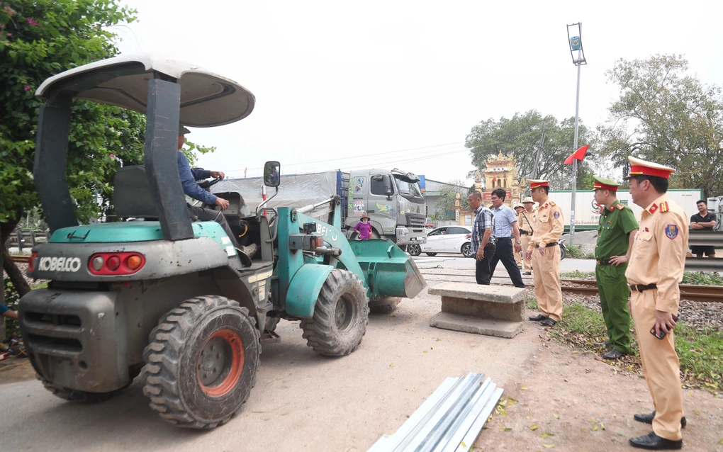 Phú Xuyên phối hợp thực hiện đóng các lối đi tự mở cắt ngang tuyến đường sắt Bắc - Nam