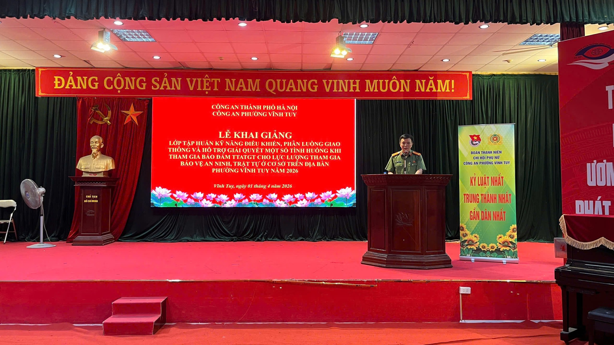 Lễ khai giảng lớp tập huấn kỹ năng điều khiển, phân luồng giao thông và hỗ trợ xử lý các tình huống trong quá trình tham gia bảo đảm trật tự, an toàn giao thông- Ảnh 1.