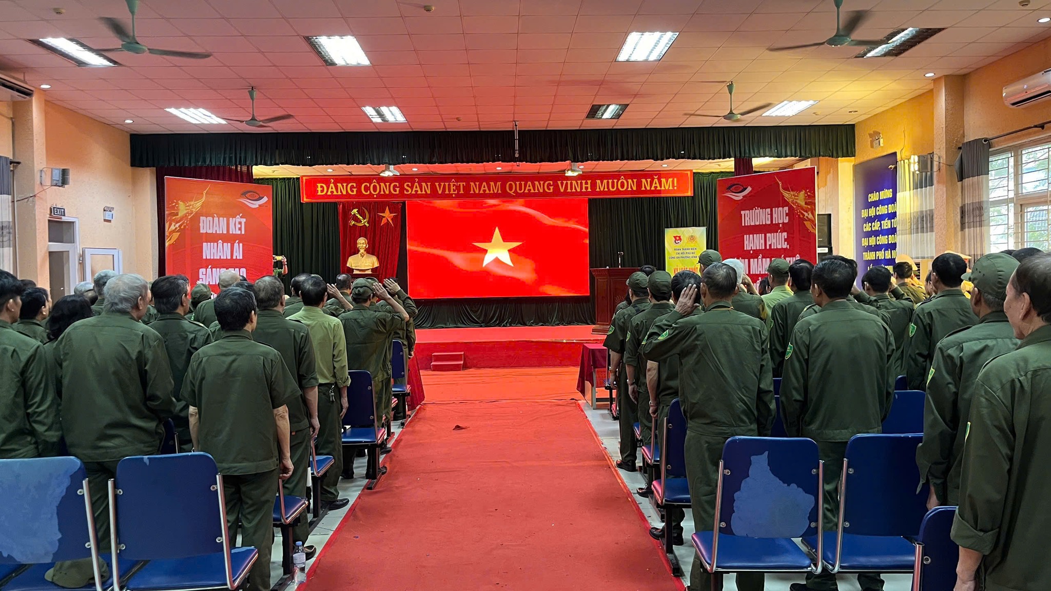 Lễ khai giảng lớp tập huấn kỹ năng điều khiển, phân luồng giao thông và hỗ trợ xử lý các tình huống trong quá trình tham gia bảo đảm trật tự, an toàn giao thông- Ảnh 4.