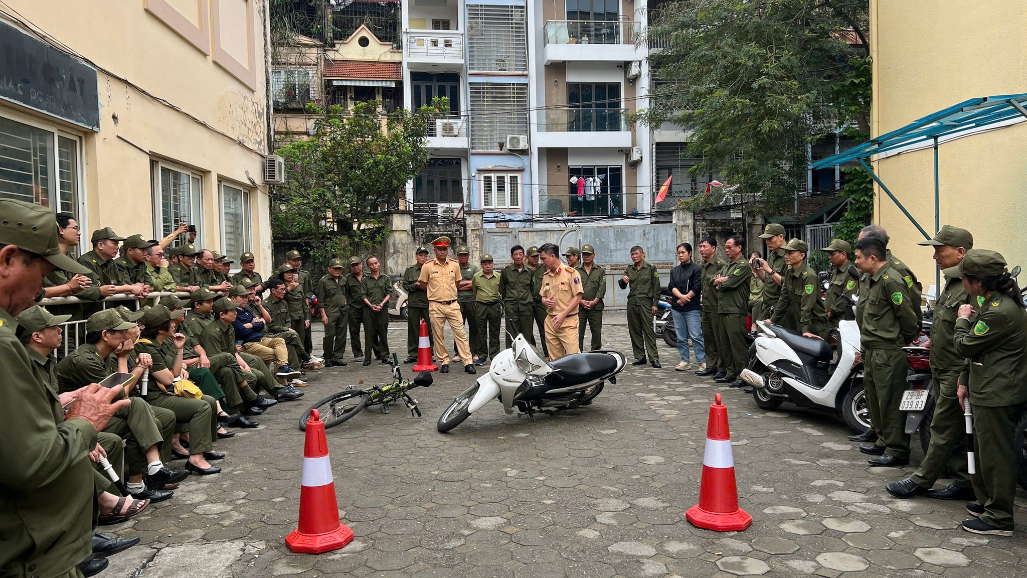 Lễ khai giảng lớp tập huấn kỹ năng điều khiển, phân luồng giao thông và hỗ trợ xử lý các tình huống trong quá trình tham gia bảo đảm trật tự, an toàn giao thông- Ảnh 6.