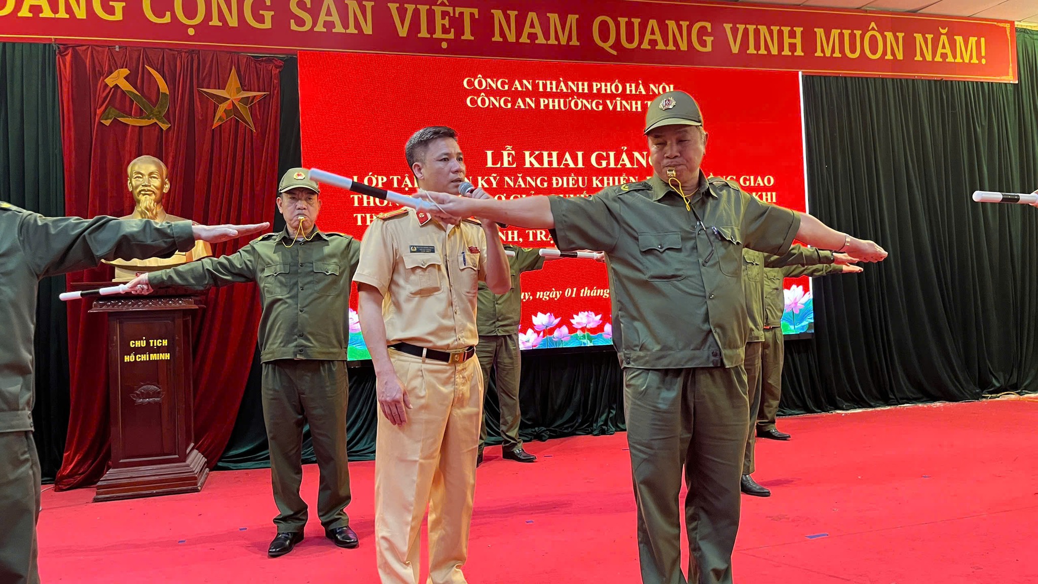 Lễ khai giảng lớp tập huấn kỹ năng điều khiển, phân luồng giao thông và hỗ trợ xử lý các tình huống trong quá trình tham gia bảo đảm trật tự, an toàn giao thông- Ảnh 7.