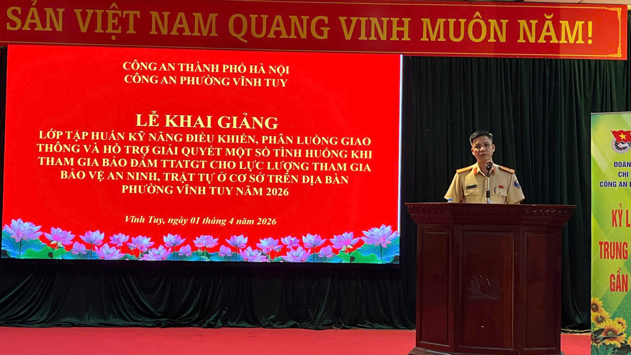 Lễ khai giảng lớp tập huấn kỹ năng điều khiển, phân luồng giao thông và hỗ trợ xử lý các tình huống trong quá trình tham gia bảo đảm trật tự, an toàn giao thông- Ảnh 8.