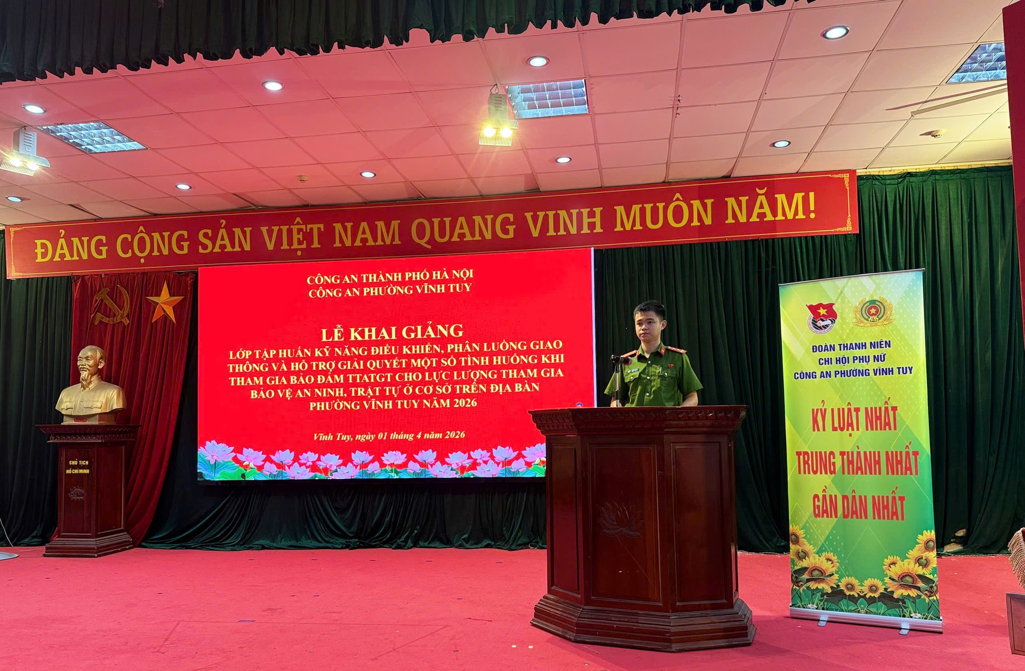 Lễ khai giảng lớp tập huấn kỹ năng điều khiển, phân luồng giao thông và hỗ trợ xử lý các tình huống trong quá trình tham gia bảo đảm trật tự, an toàn giao thông- Ảnh 9.