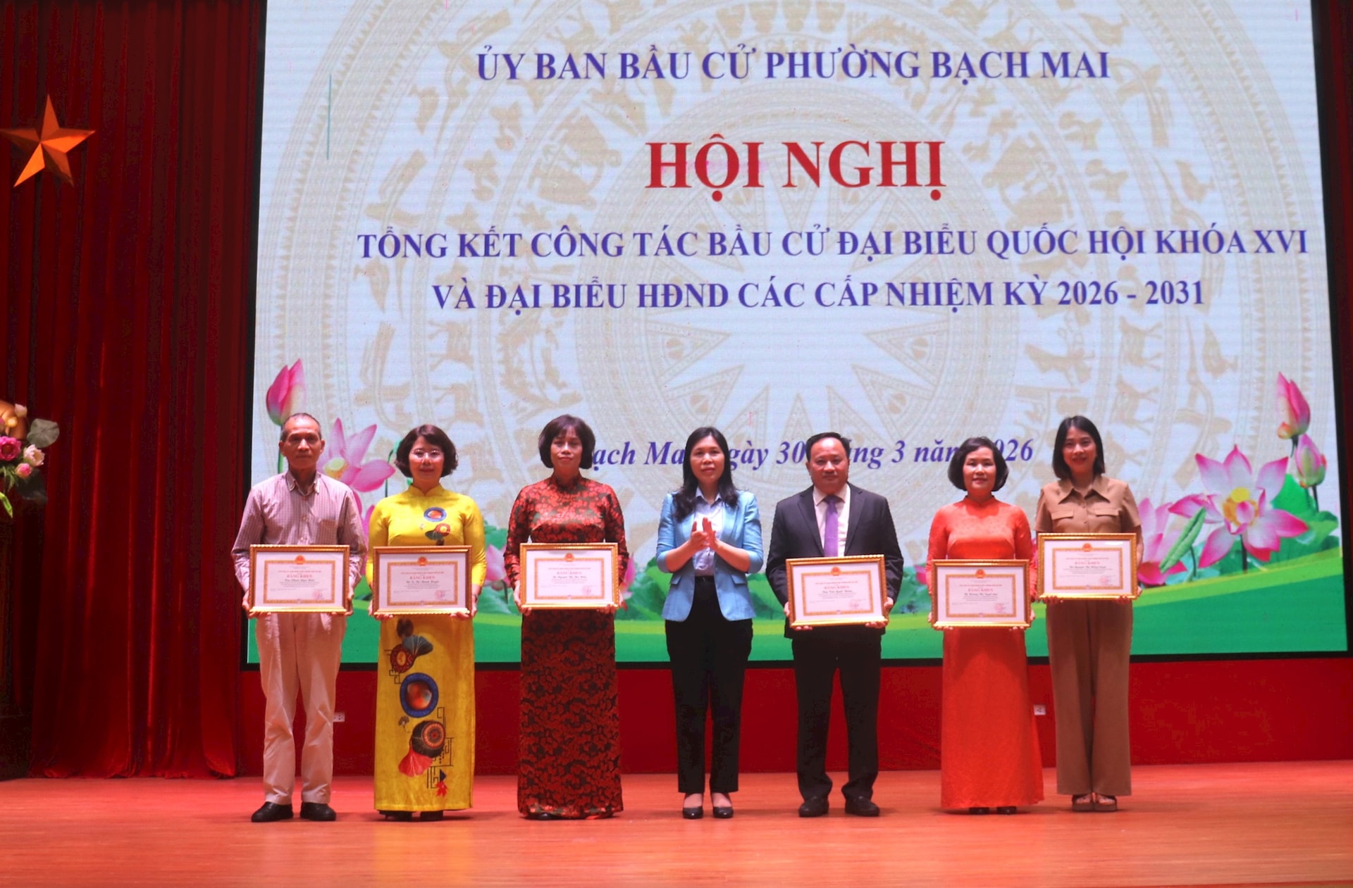 Phường Bạch Mai khen thưởng hàng trăm tập thể, cá nhân trong công tác bầu cử- Ảnh 4.