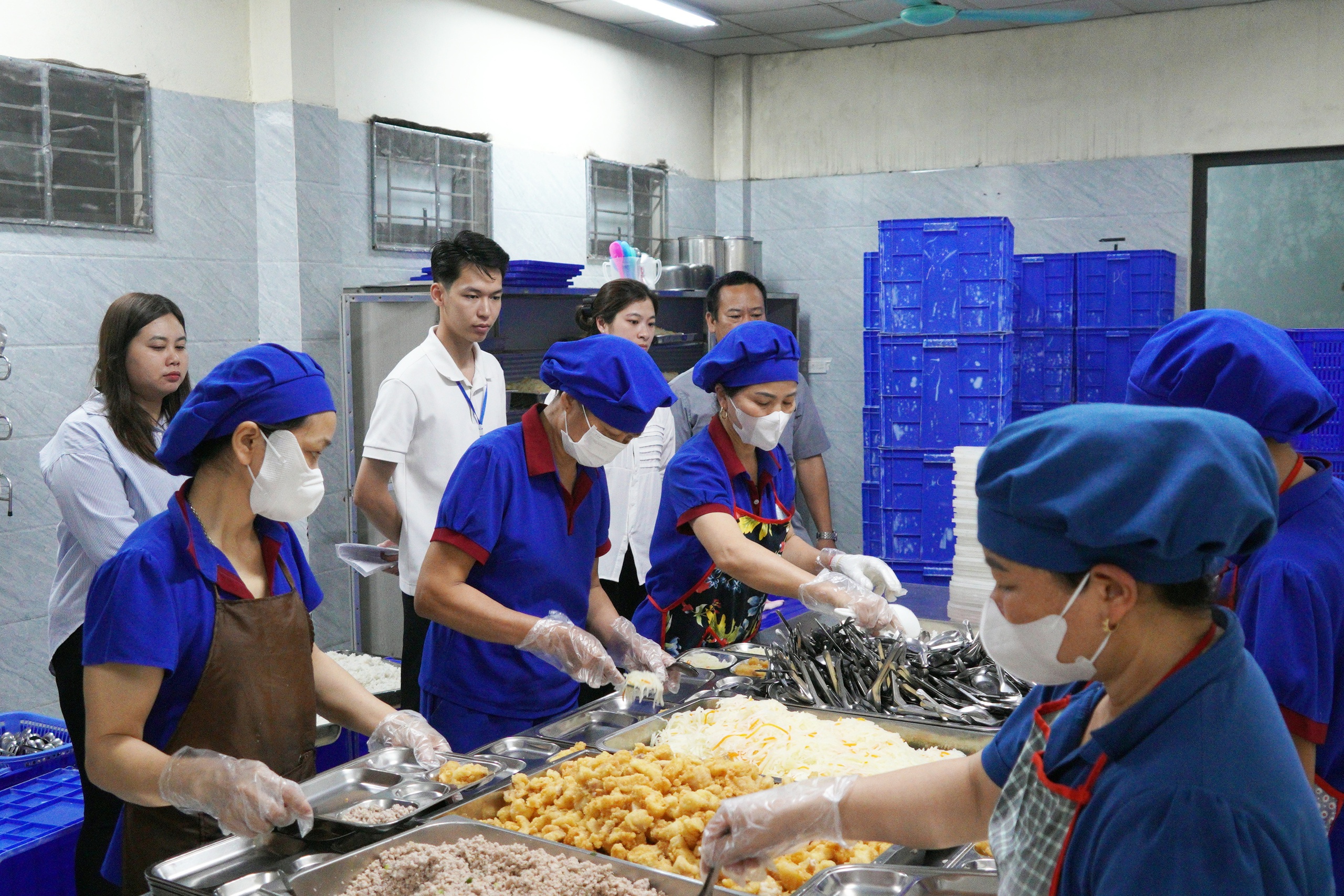 Đoàn liên ngành phường Chương Mỹ kiểm tra an toàn thực phẩm tại trường Tiểu học Phụng Châu và Tiểu học Biên Giang- Ảnh 1.