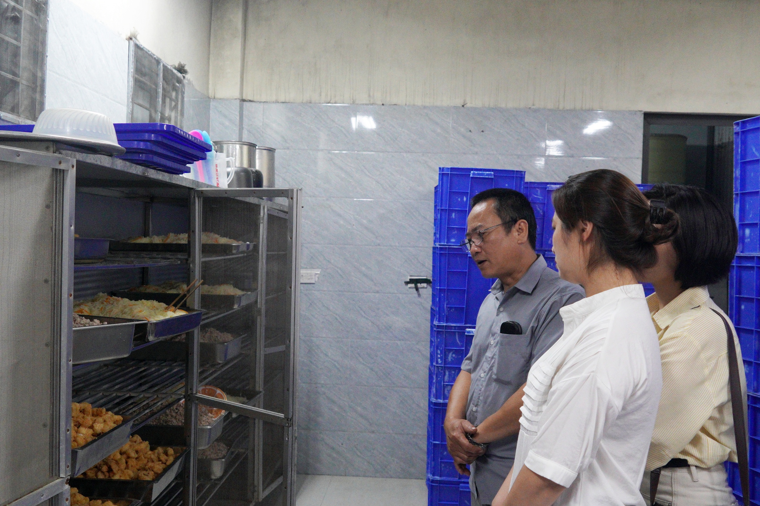 Đoàn liên ngành phường Chương Mỹ kiểm tra an toàn thực phẩm tại trường Tiểu học Phụng Châu và Tiểu học Biên Giang- Ảnh 2.