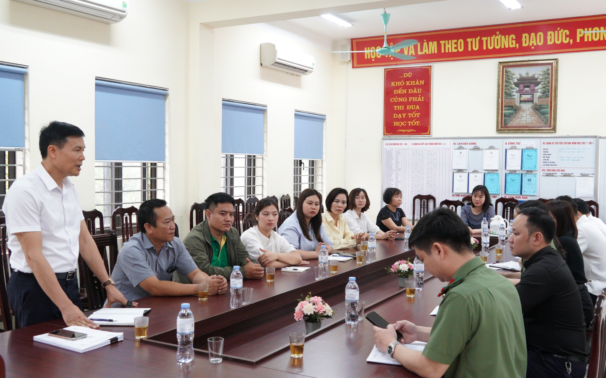 Đoàn liên ngành phường Chương Mỹ kiểm tra an toàn thực phẩm tại trường Tiểu học Phụng Châu và Tiểu học Biên Giang