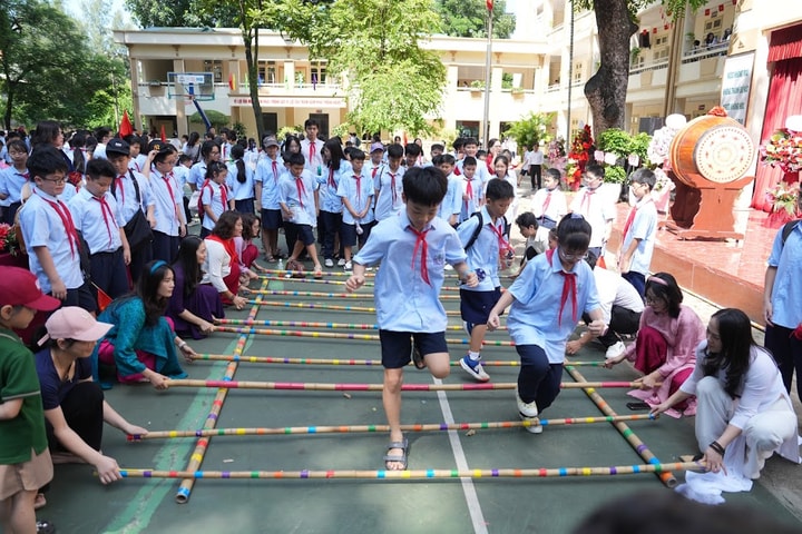 Hà Nội công bố 02 thủ tục hành chính lĩnh vực giáo dục trung học được ủy quyền cho các cơ sở giáo dục trên địa bàn thành phố Hà Nội- Ảnh 1.