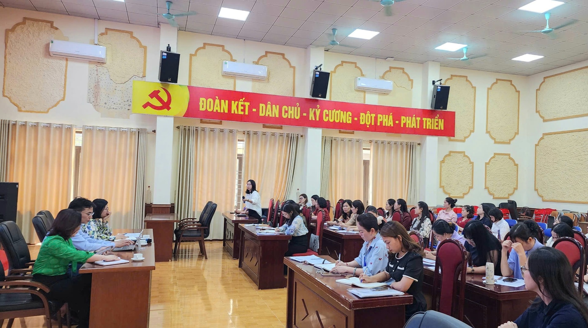 Xã Ngọc Hồi siết chặt quản lý an toàn thực phẩm tại bếp ăn trường học- Ảnh 2.