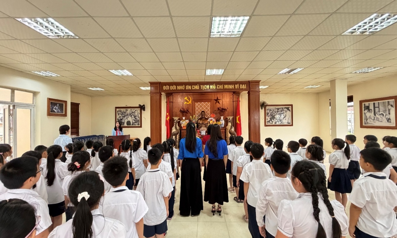 D:\Ảnh 2025\Kết nạp đội tại nhà tưởng niệm Bác Hồ\IMG_0949.jpg