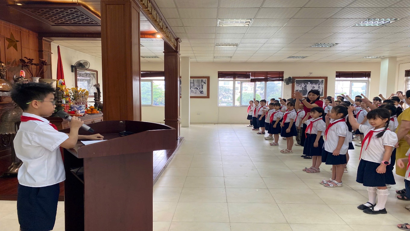 D:\Ảnh 2025\Kết nạp đội tại nhà tưởng niệm Bác Hồ\z7662513341159_6de4e2e9442286e6666d0492f9948464.jpg