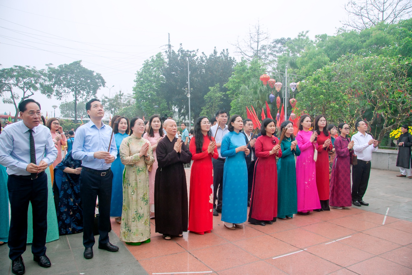 Nữ đại biểu Quốc Hội khoá XVI và nữ đại biểu Hội đồng nhân dân thành phố Hà Nội dâng hương tại đền thờ Hoàng Thái hậu Ỷ Lan- Ảnh 1.