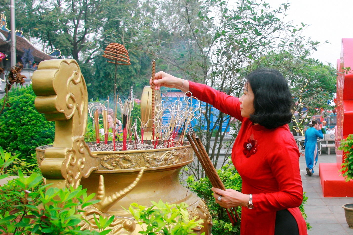 Nữ đại biểu Quốc Hội khoá XVI và nữ đại biểu Hội đồng nhân dân thành phố Hà Nội dâng hương tại đền thờ Hoàng Thái hậu Ỷ Lan- Ảnh 2.