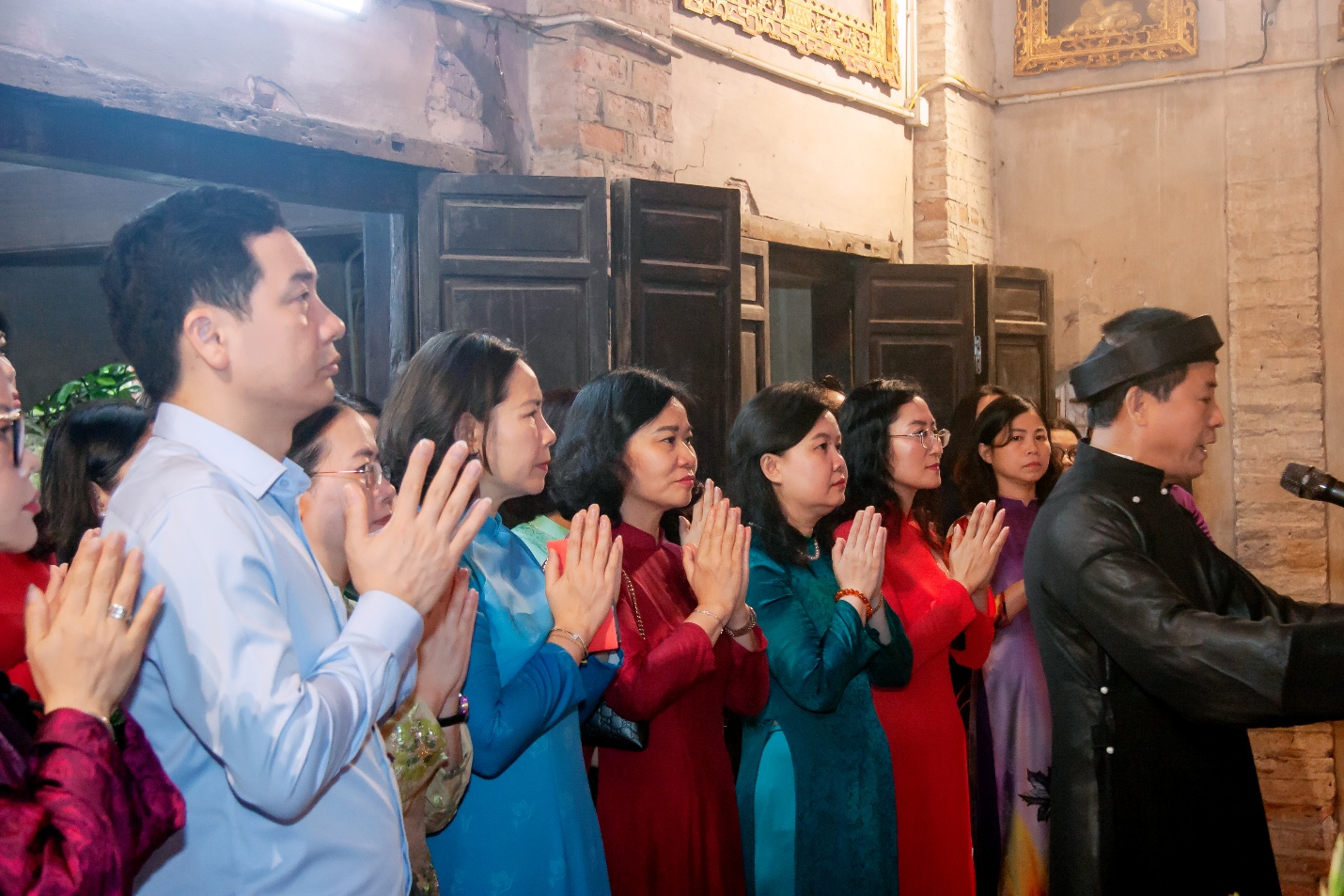 Nữ đại biểu Quốc Hội khoá XVI và nữ đại biểu Hội đồng nhân dân thành phố Hà Nội dâng hương tại đền thờ Hoàng Thái hậu Ỷ Lan- Ảnh 4.